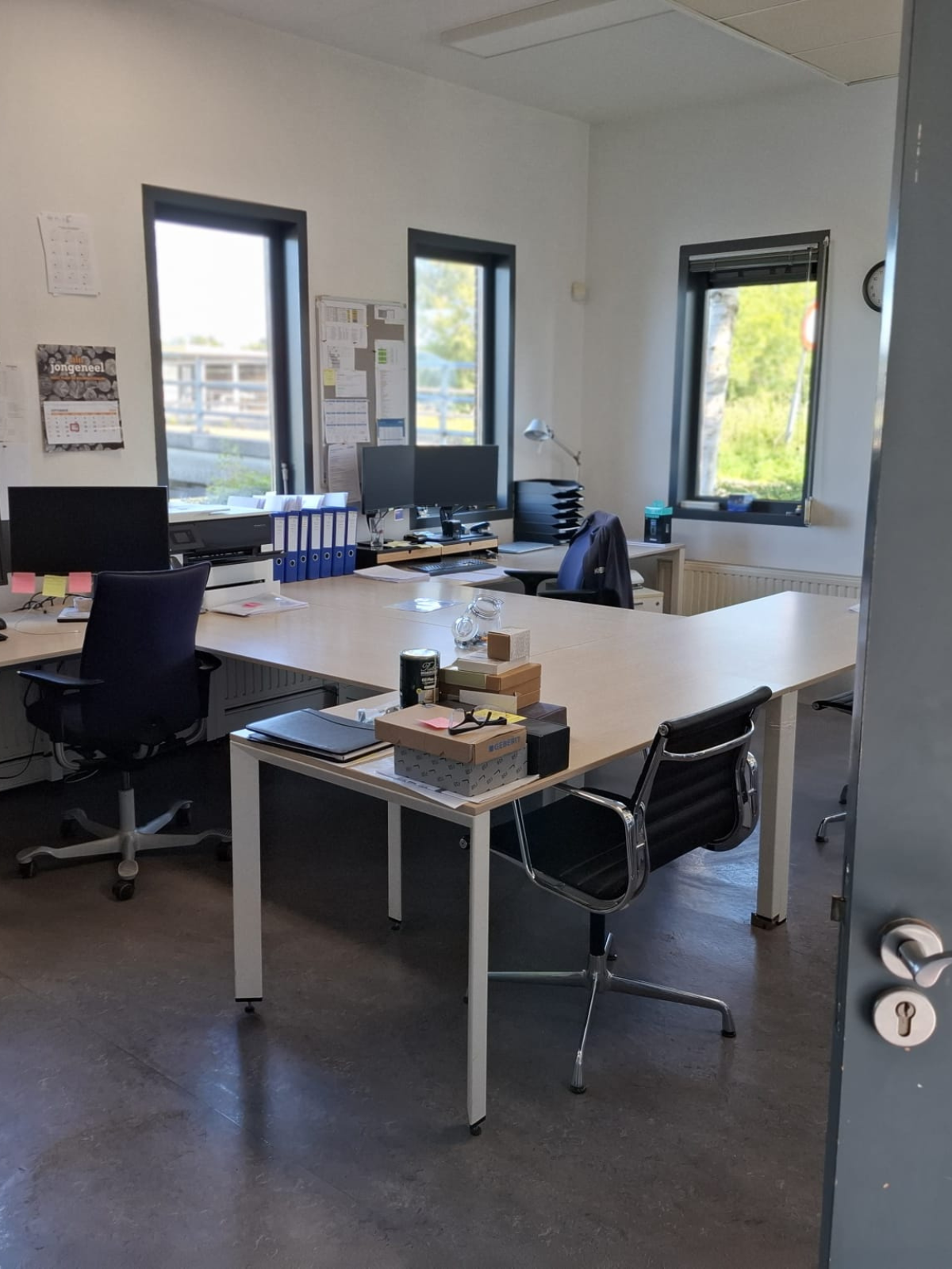 Licht kantoor met bureaus en stoelen